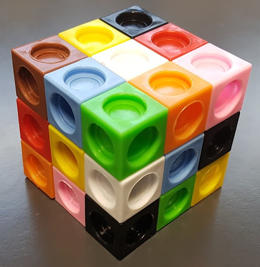En slags rubiks kube med flere farger