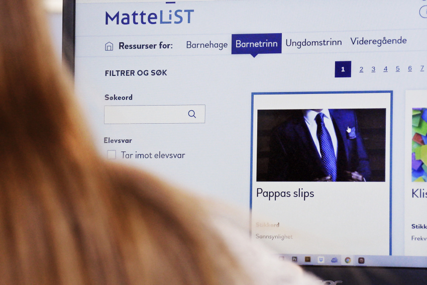 Jente ser på skjerm med MatteLIST