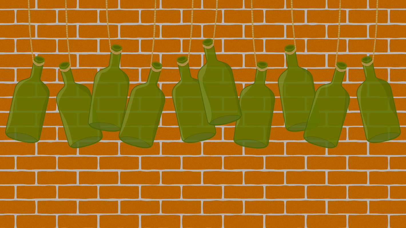 Ti grønne glassflasker hengende i tråder.