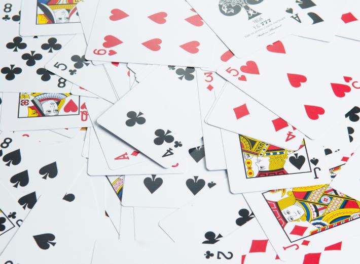 Spillekort som er lagt usortert utover et bord.