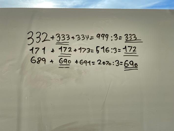 Tre forslag til løsninger som viser at summen delt på tre er lik det midterste tallet.