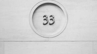 Tallet 33 som skilt på en dør