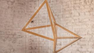 Trekanter av pinner som henger i tråder