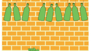 grønne flasker henger ned en vegg